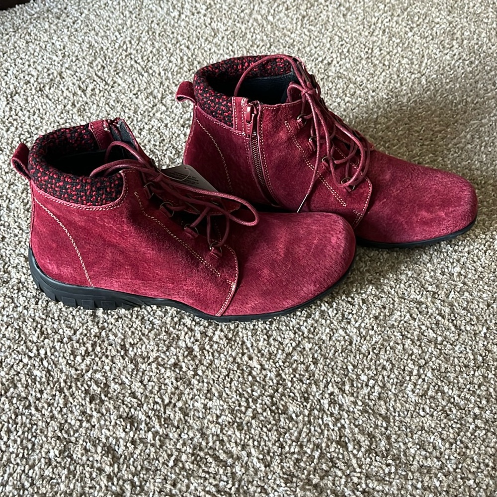 Woman’s size 8 1/2 Propets
